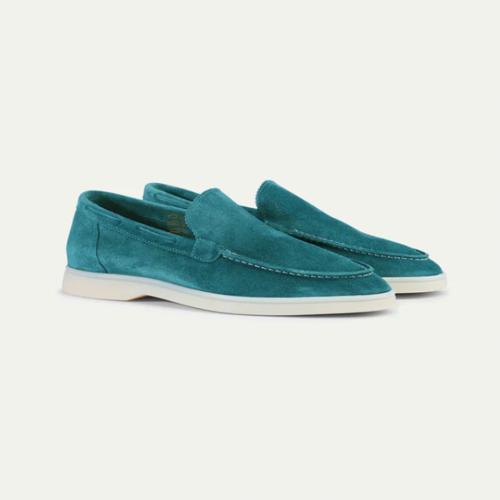 "Luxe suède loafers voor heren, handgemaakt, premium suède, tijdloze stijl, geschikt voor formeel en casual dragen."