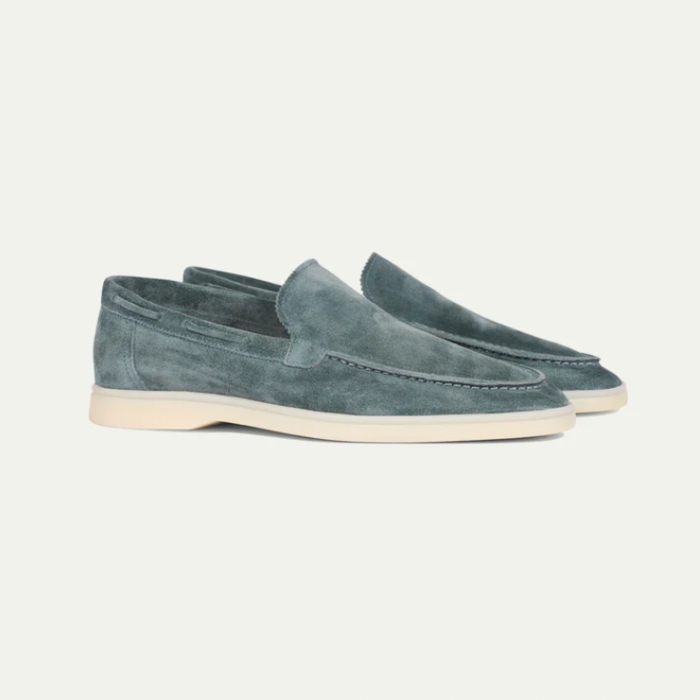 "Luxe suède loafers voor heren, handgemaakt, premium suède, tijdloze stijl, geschikt voor formeel en casual dragen."