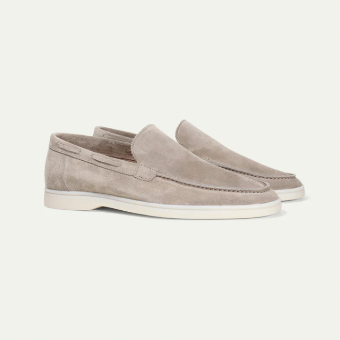 "Luxe suède loafers voor heren, handgemaakt, premium suède, tijdloze stijl, geschikt voor formeel en casual dragen."