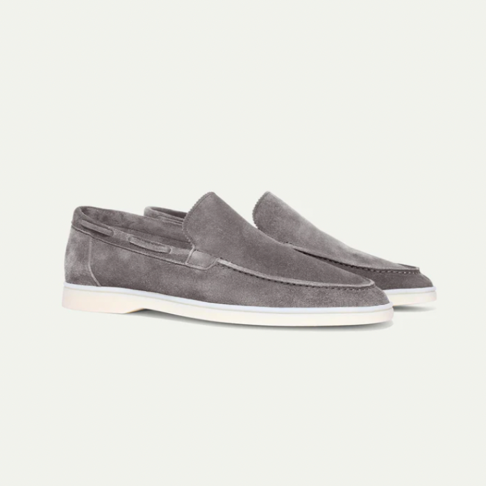 "Luxe suède loafers voor heren, handgemaakt, premium suède, tijdloze stijl, geschikt voor formeel en casual dragen."