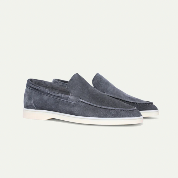 "Luxe suède loafers voor heren, handgemaakt, premium suède, tijdloze stijl, geschikt voor formeel en casual dragen."