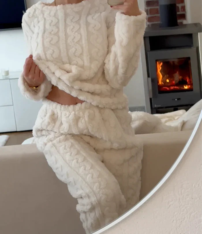 "Luxe unisex WinterSoft pyjama set in zachte coral fleece, verkrijgbaar in taro paars, hemelsblauw en ivoorwit."