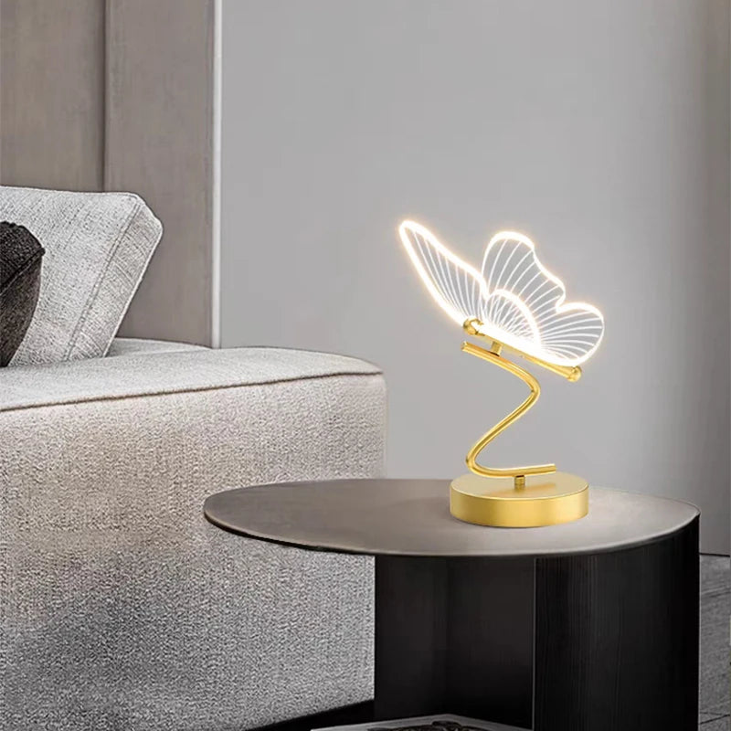 "Luxe Vlinder Tafellamp met verfijnde LED-verlichting en vlindervormige details, ideaal voor sfeervolle interieurverlichting.