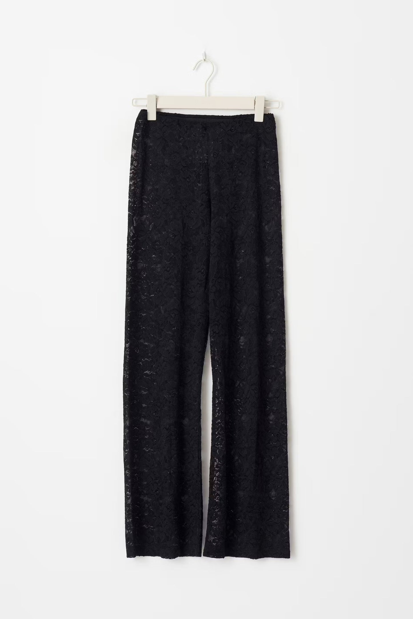 "Luxe zwarte kant broek, flared met hoge taille, elegante uitstraling, uniek design, ideale dameskleding voor elke gelegenhei