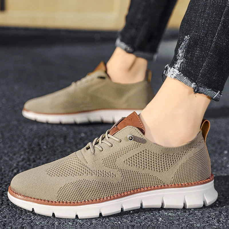 "Mannen sneakers in diverse kleuren, stijlvol ontwerp, zijaanzicht. Verkrijgbaar in khaki, wit en zwart, maat 40-51."