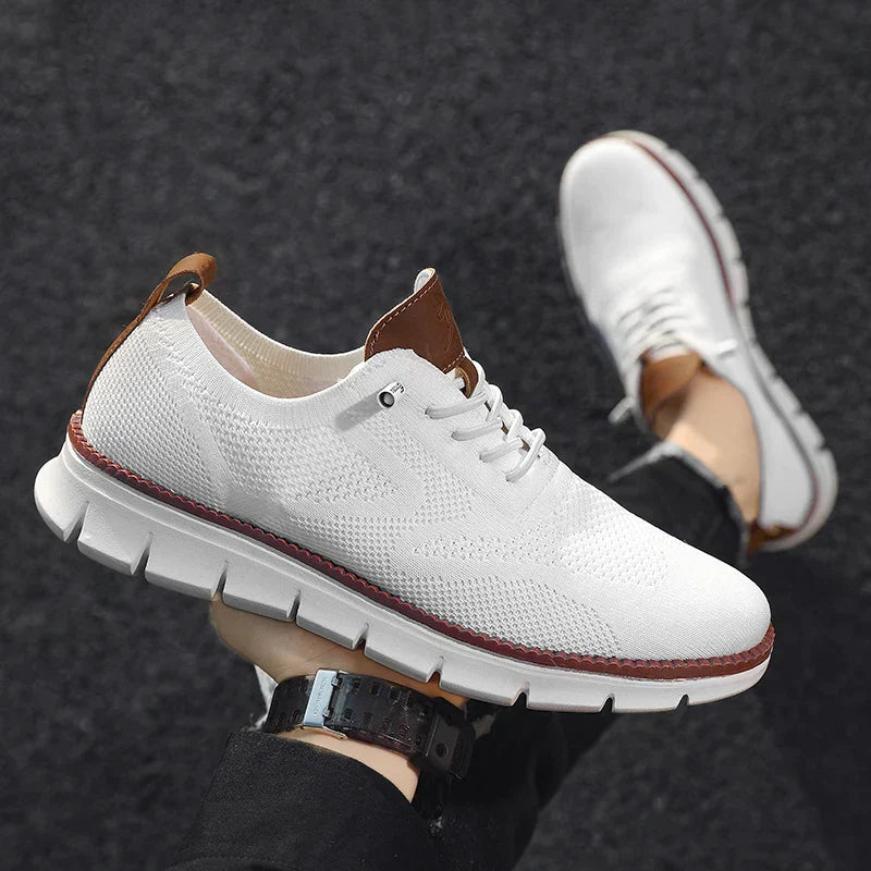 "Mannen sneakers in diverse kleuren, stijlvol ontwerp, zijaanzicht. Verkrijgbaar in khaki, wit en zwart, maat 40-51."