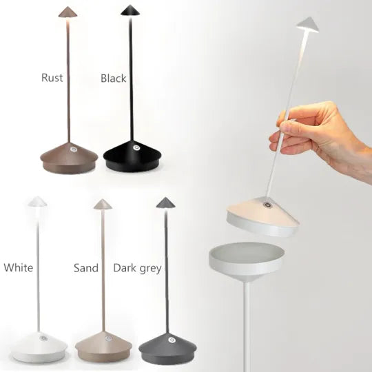 "Moderne draadloze LED tafellamp, dimbaar, waterbestendig, mat zwarte afwerking, voor binnen en buiten gebruik."