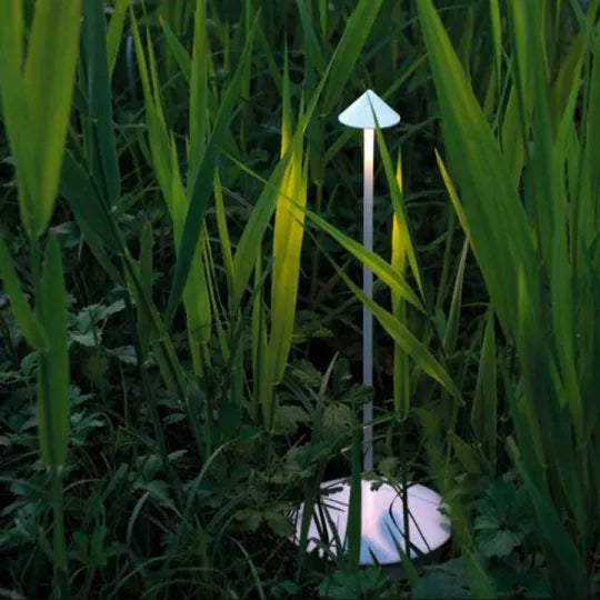 "Moderne draadloze LED tafellamp, dimbaar, waterbestendig, mat zwarte afwerking, voor binnen en buiten gebruik."