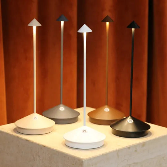 "Moderne draadloze LED tafellamp, dimbaar, waterbestendig, mat zwarte afwerking, voor binnen en buiten gebruik."