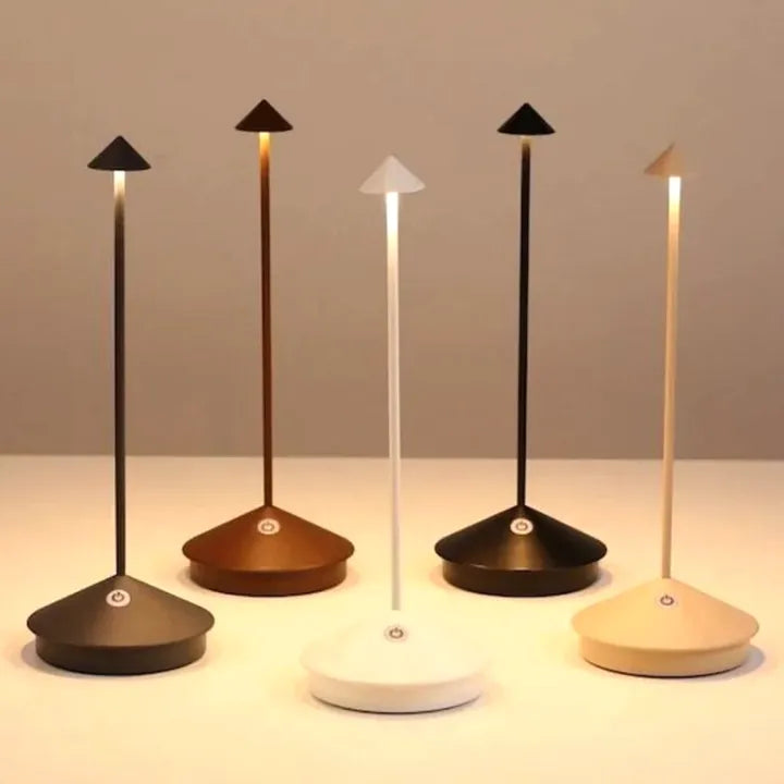 "Moderne draadloze LED tafellamp, dimbaar, waterbestendig, mat zwarte afwerking, voor binnen en buiten gebruik."