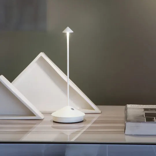"Moderne draadloze LED tafellamp, dimbaar, waterbestendig, mat zwarte afwerking, voor binnen en buiten gebruik."