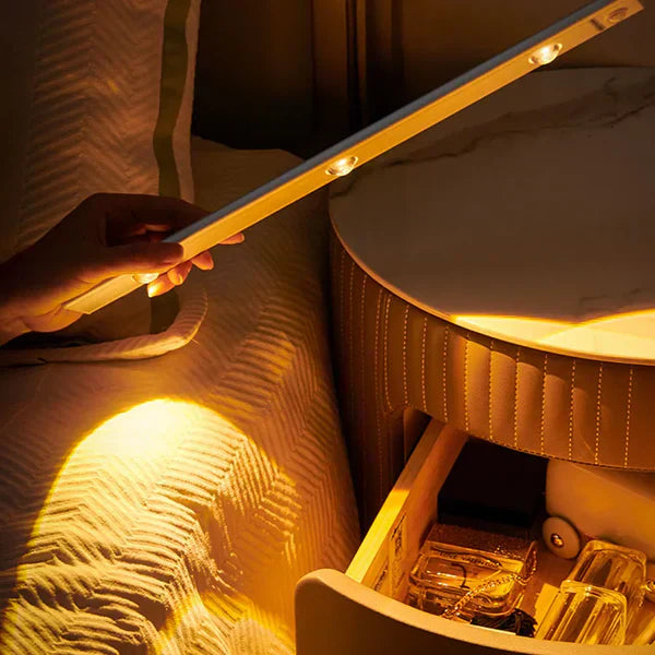"Moderne draadloze LED wandlamp met bewegingssensor, energiezuinig en elegant, ideaal voor elke woonruimte."