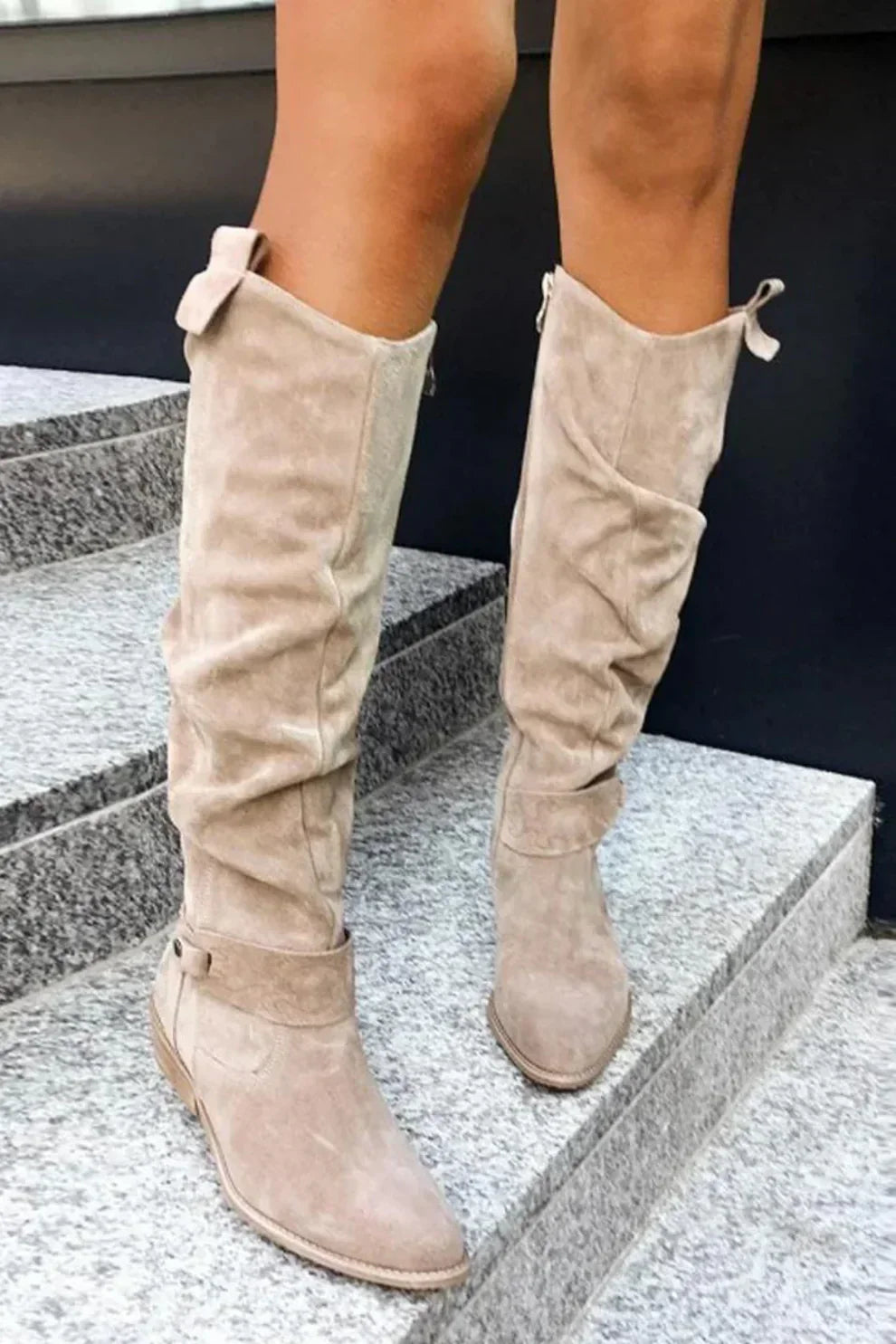 "Nora suède knielaarzen in bruin, elegant design met strikdetail en praktische rits, ideaal voor herfst en winter."