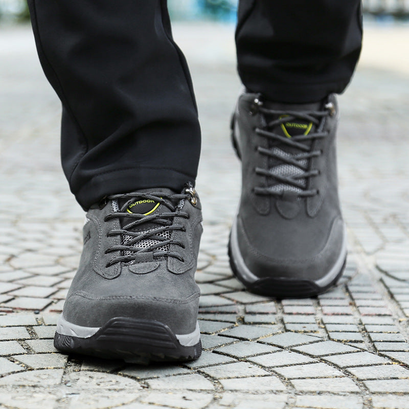 "Orthopedische herenschoenen, bruin met ademende bovenlaag en stevige zool, ideaal voor comfort en stabiliteit bij wandelen."