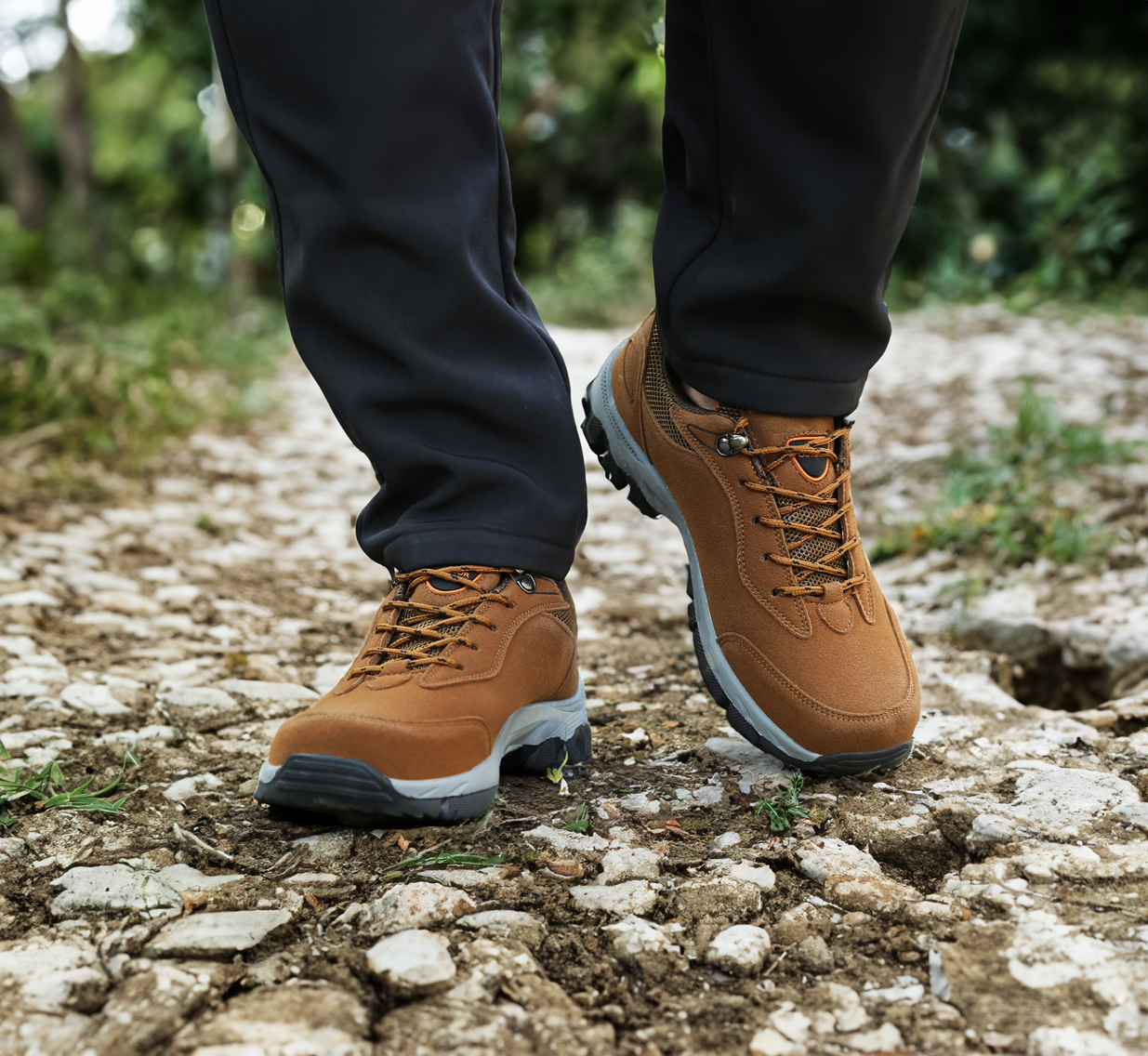 "Orthopedische herenschoenen, bruin met ademende bovenlaag en stevige zool, ideaal voor comfort en stabiliteit bij wandelen."