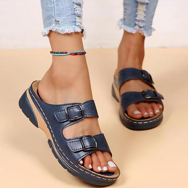"Orthopedische leren sandalen in blauw en bruin, met verstelbare pasvorm en memory foam zool voor comfort en stijl."