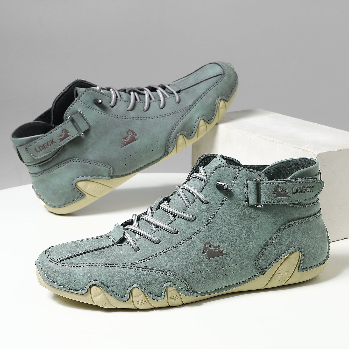 Orthopedische leren schoen, elegant design in diverse kleuren, biedt stijl en comfort voor dagelijks gebruik.