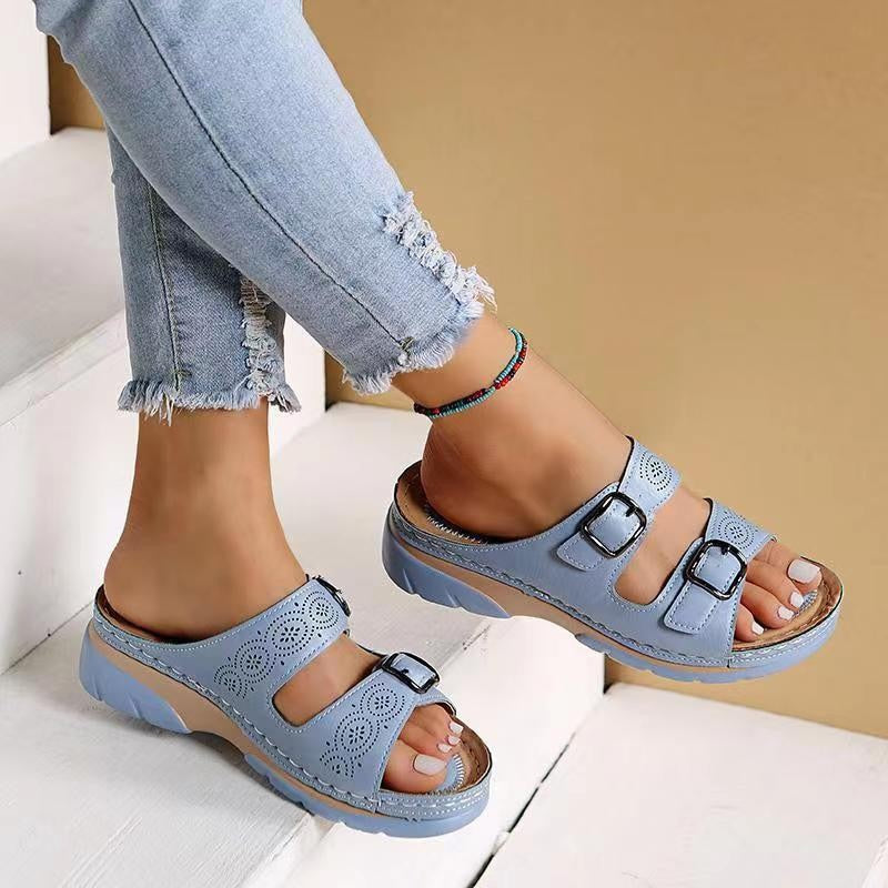 Orthopedische sandalen met dubbel verstelbare gespen, ergonomisch voetbed, modieuze perforaties, ademend en lichtgewicht.