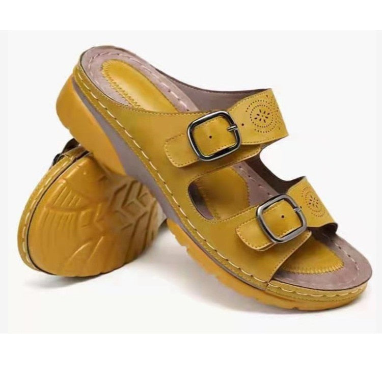 Orthopedische sandalen met dubbel verstelbare gespen, ergonomisch voetbed, modieuze perforaties, ademend en lichtgewicht.
