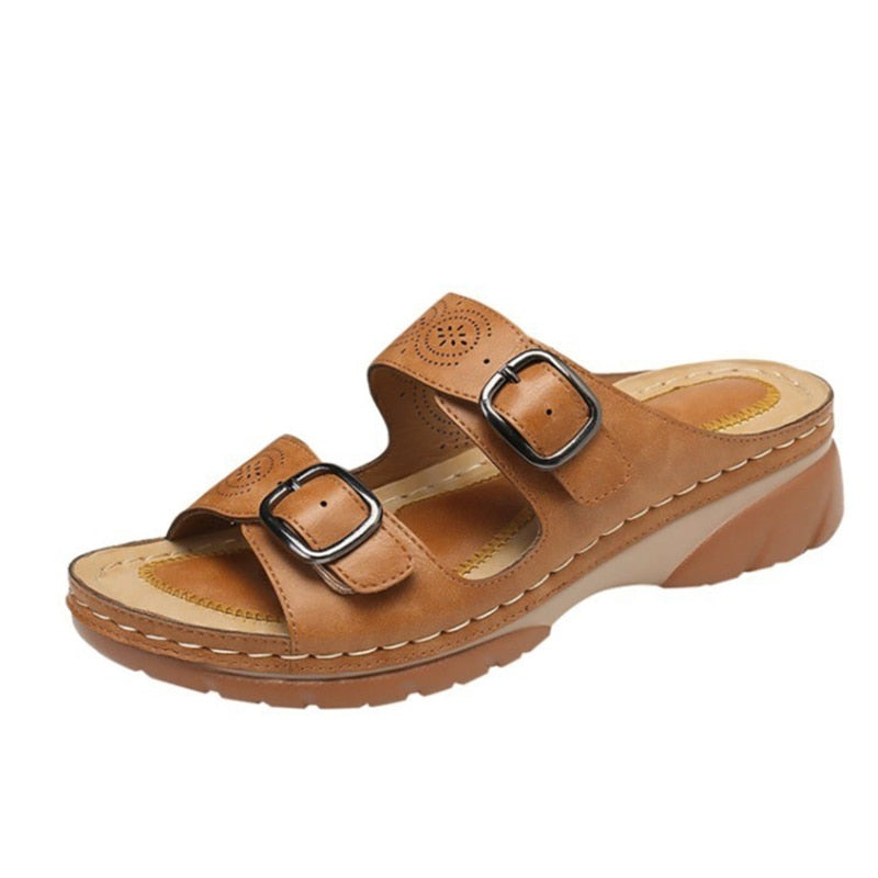 Orthopedische sandalen met dubbel verstelbare gespen, ergonomisch voetbed, modieuze perforaties, ademend en lichtgewicht.