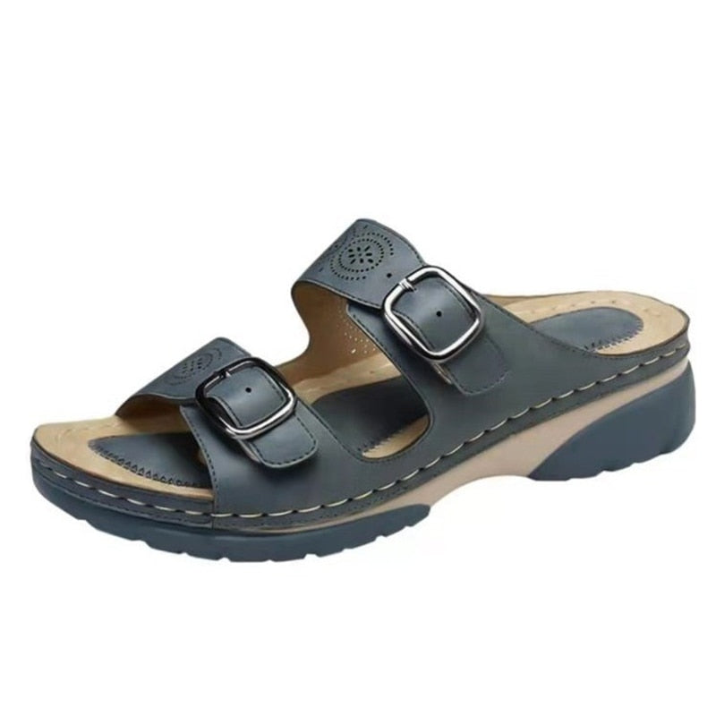 Orthopedische sandalen met dubbel verstelbare gespen, ergonomisch voetbed, modieuze perforaties, ademend en lichtgewicht.