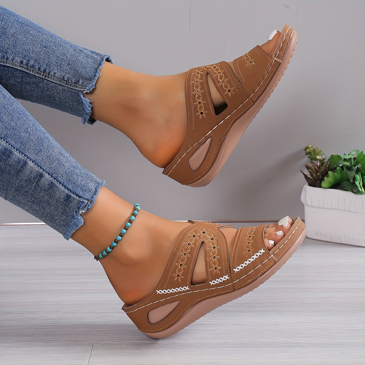 "Orthopedische sandalen voor vrouwen, bruin met brede zool, gelvulling voor comfort bij knie- en voetpijn."