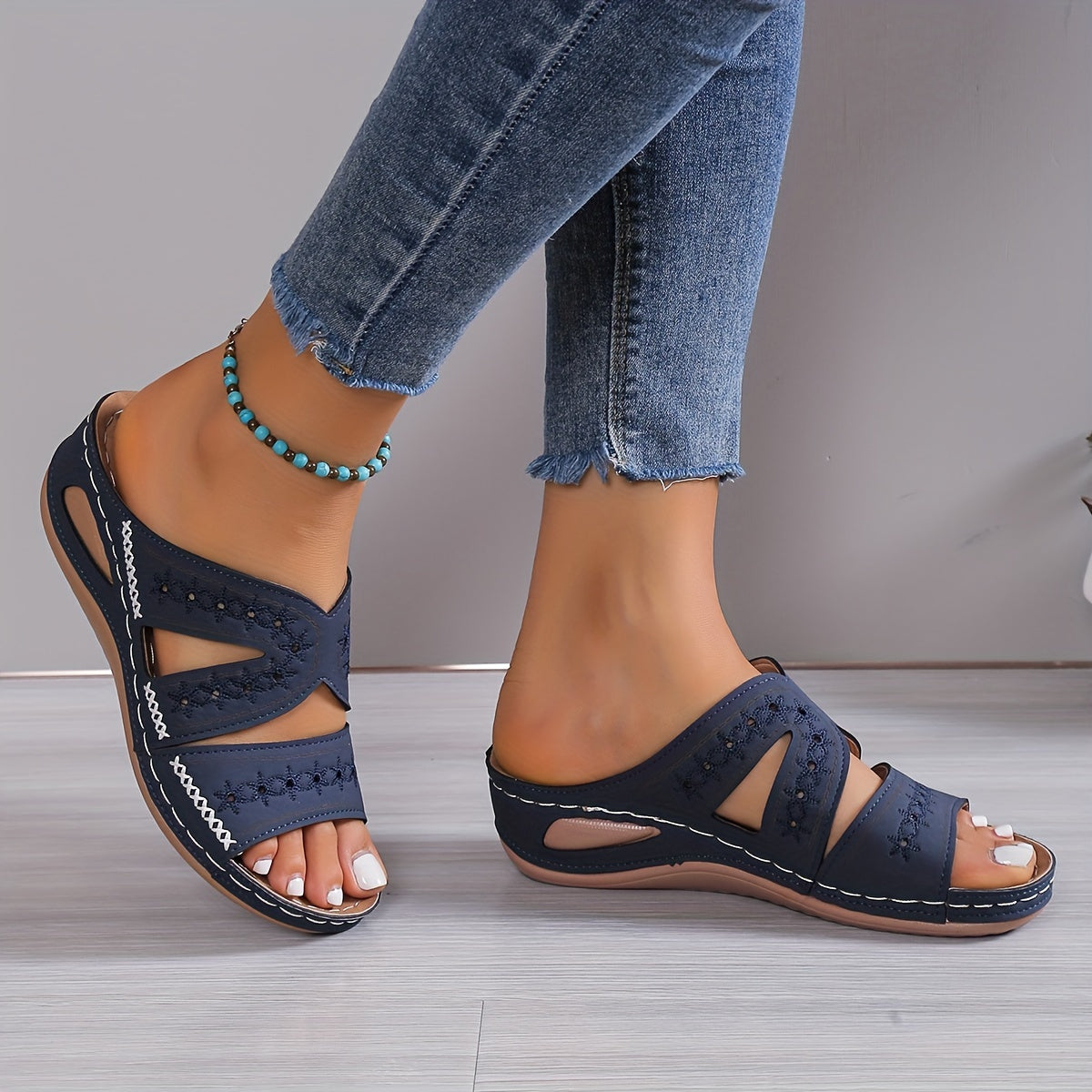 "Orthopedische sandalen voor vrouwen, bruin met brede zool, gelvulling voor comfort bij knie- en voetpijn."