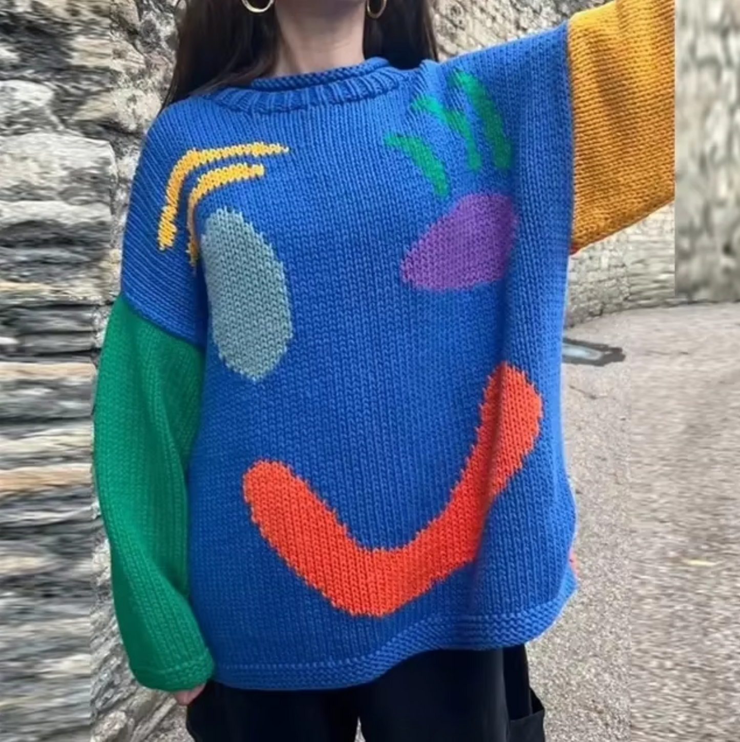 "Oversized Boho Trui met Smiley Graphic, kleurrijk en comfortabel design, gemaakt van ademend katoen voor elke gelegenheid."