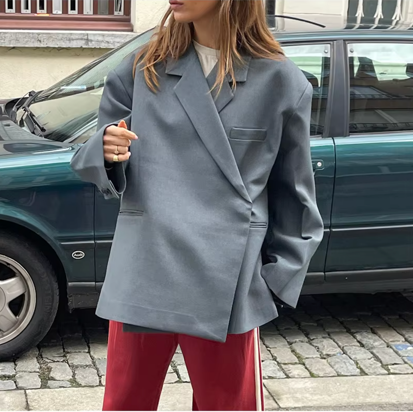 Oversized damesblazer in zachte, duurzame stof met trendy pasvorm, geschikt voor casual en formele outfits.