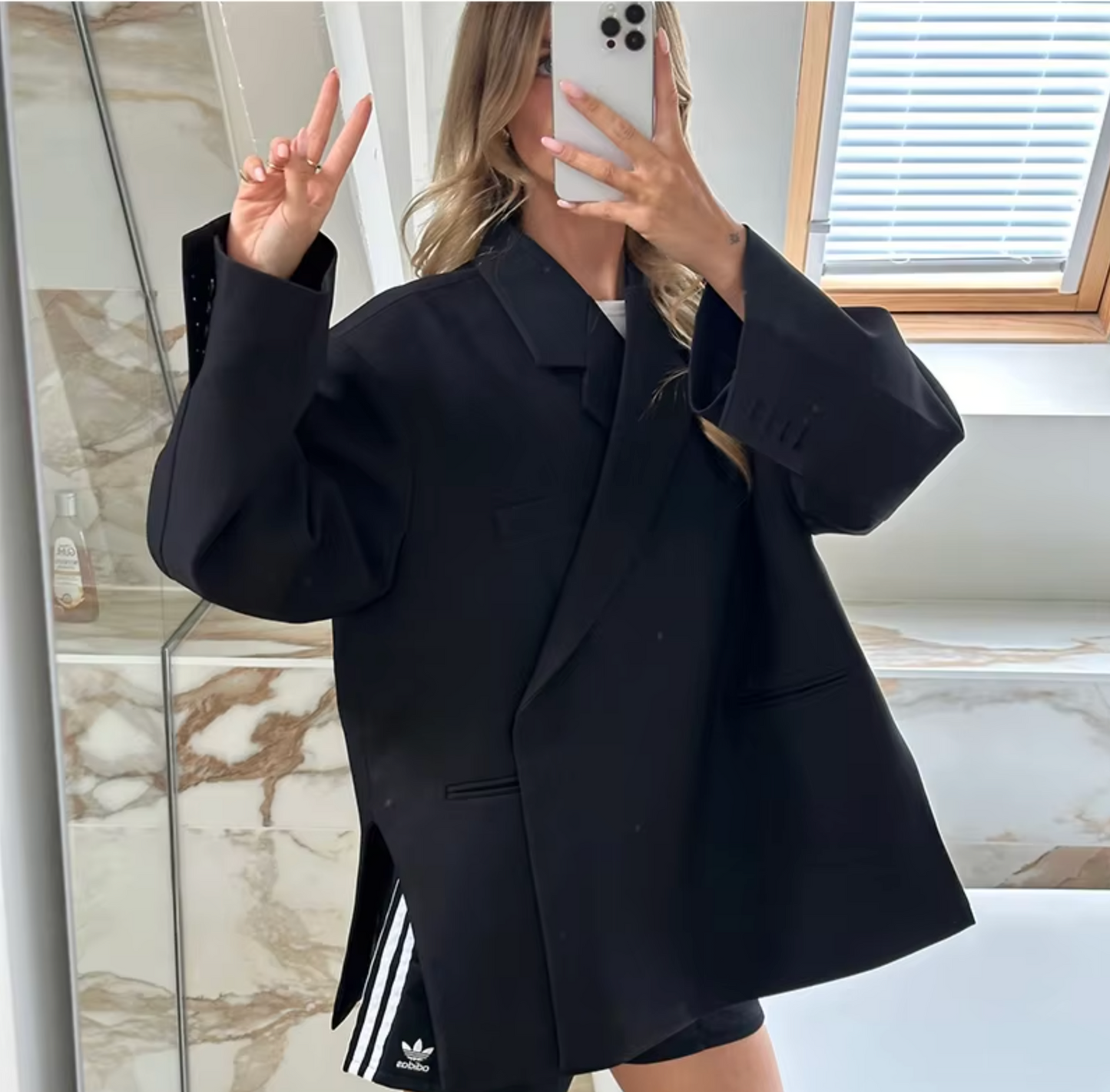 Oversized damesblazer in zachte, duurzame stof met trendy pasvorm, geschikt voor casual en formele outfits.