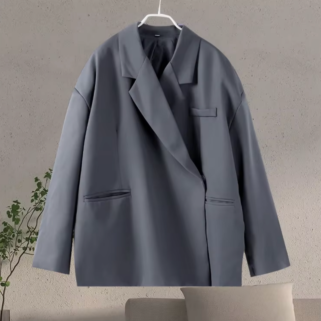 Oversized damesblazer in zachte, duurzame stof met trendy pasvorm, geschikt voor casual en formele outfits.