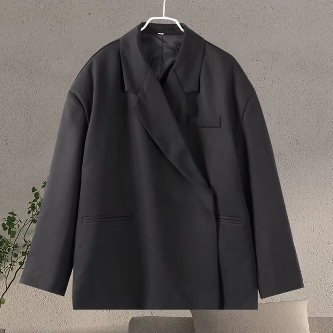 Oversized damesblazer in zachte, duurzame stof met trendy pasvorm, geschikt voor casual en formele outfits.
