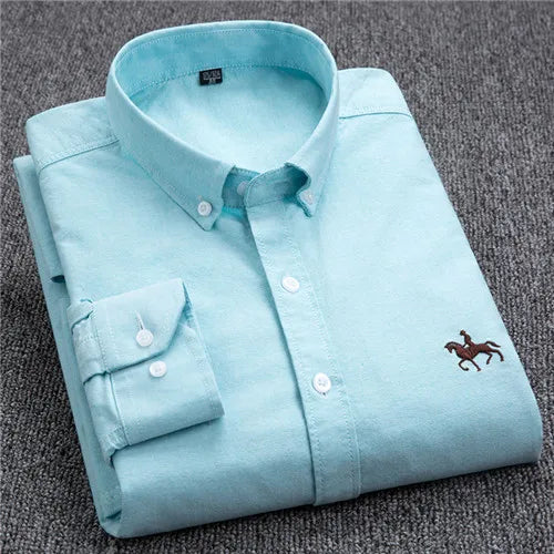 "Oxford overhemd voor heren, wit met subtiel geborduurd detail, button-down kraag, klassiek ontwerp voor elke gelegenheid."
