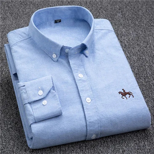 "Oxford overhemd voor heren, wit met subtiel geborduurd detail, button-down kraag, klassiek ontwerp voor elke gelegenheid."