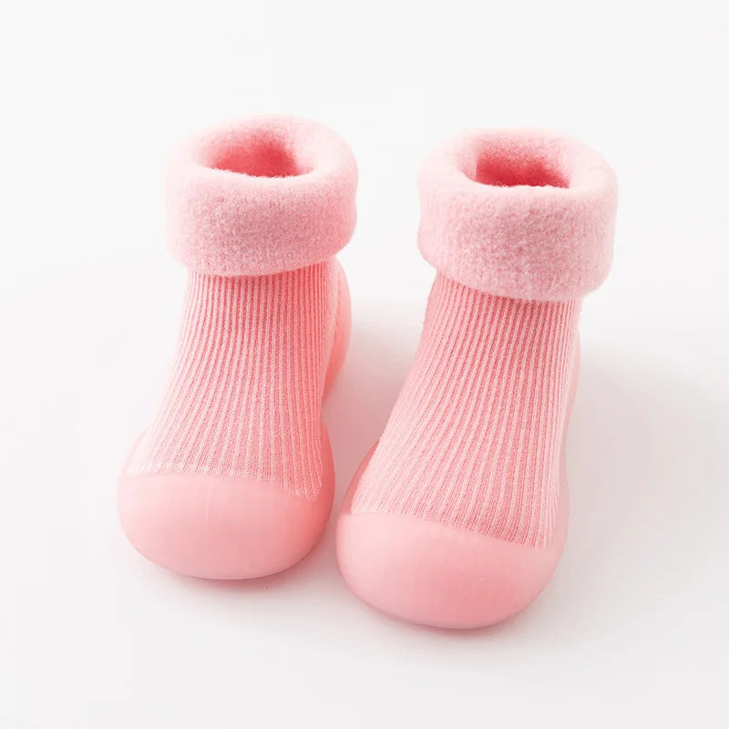 "Peuter sokschoenen met antislipzool en comfortabele pasvorm, ideaal voor binnen en buiten, warm polyester materiaal."