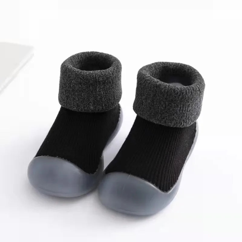 "Peuter sokschoenen met antislipzool en comfortabele pasvorm, ideaal voor binnen en buiten, warm polyester materiaal."