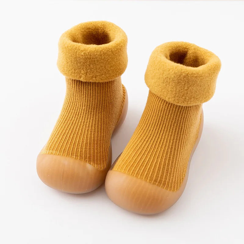 "Peuter sokschoenen met antislipzool en comfortabele pasvorm, ideaal voor binnen en buiten, warm polyester materiaal."