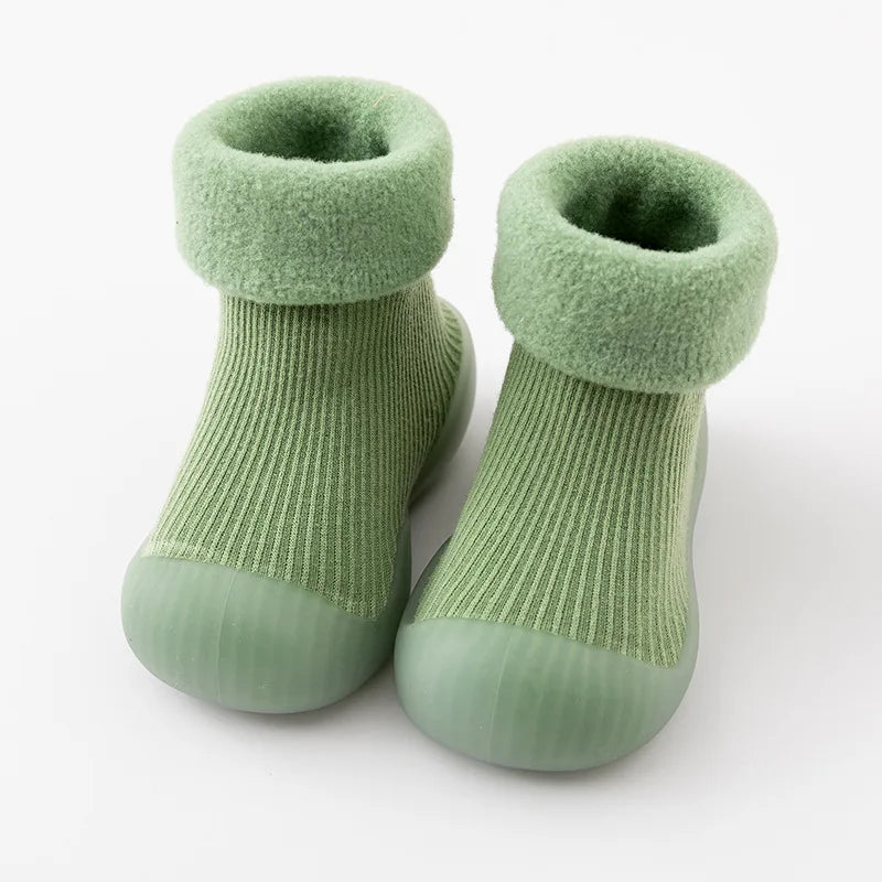"Peuter sokschoenen met antislipzool en comfortabele pasvorm, ideaal voor binnen en buiten, warm polyester materiaal."