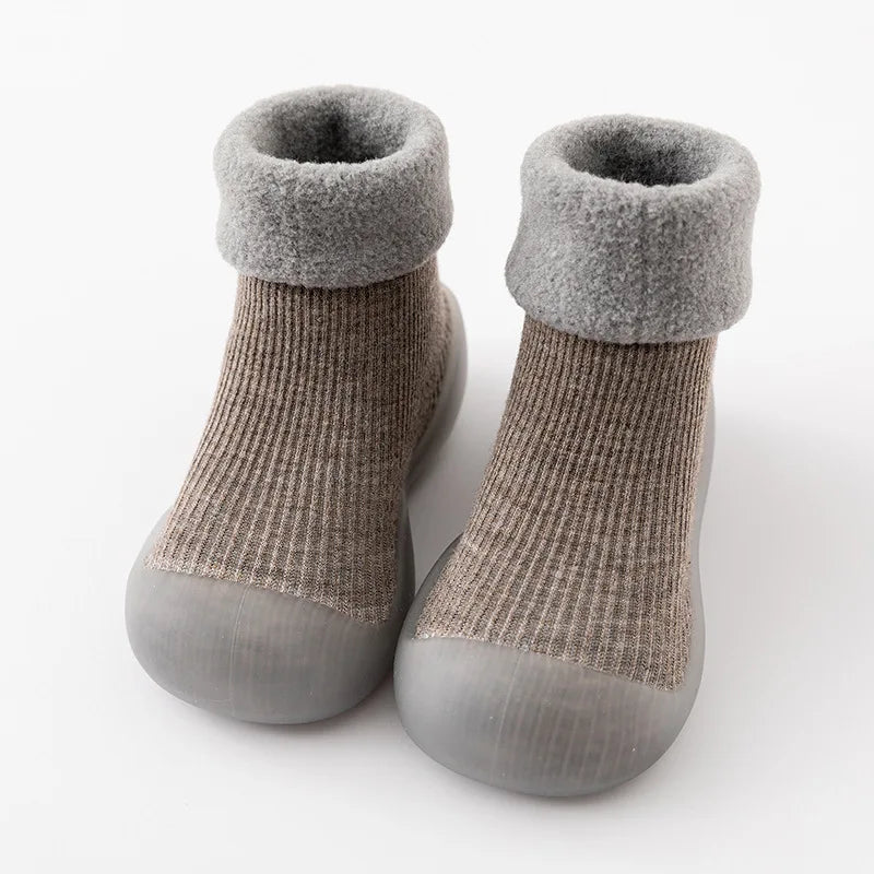 "Peuter sokschoenen met antislipzool en comfortabele pasvorm, ideaal voor binnen en buiten, warm polyester materiaal."