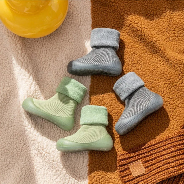 "Peuter sokschoenen met antislipzool en comfortabele pasvorm, ideaal voor binnen en buiten, warm polyester materiaal."