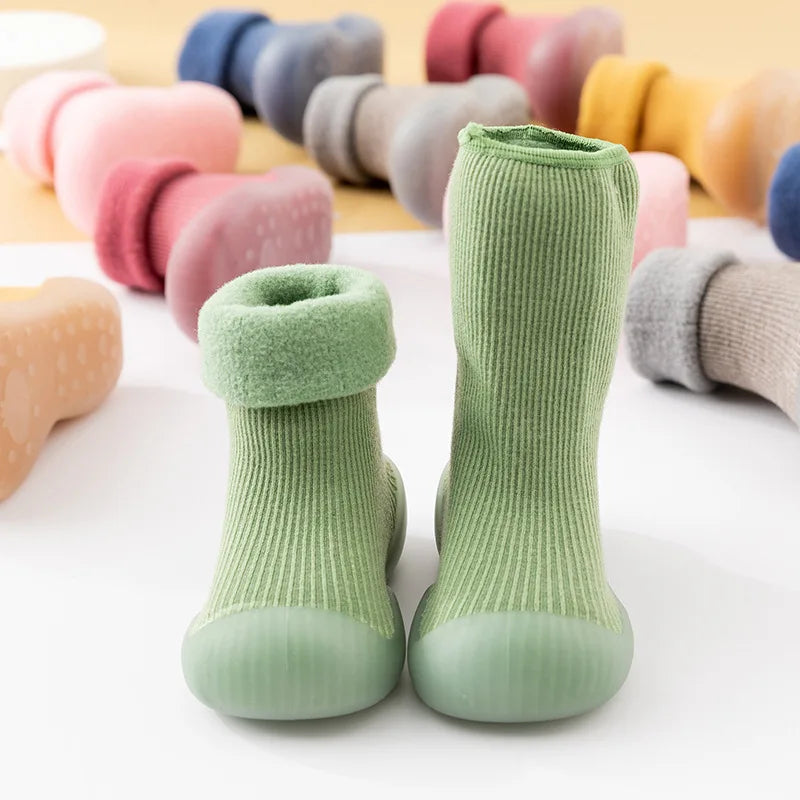 "Peuter sokschoenen met antislipzool en comfortabele pasvorm, ideaal voor binnen en buiten, warm polyester materiaal."