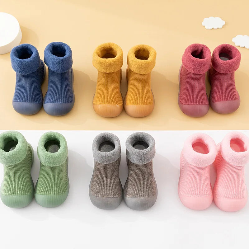 "Peuter sokschoenen met antislipzool en comfortabele pasvorm, ideaal voor binnen en buiten, warm polyester materiaal."