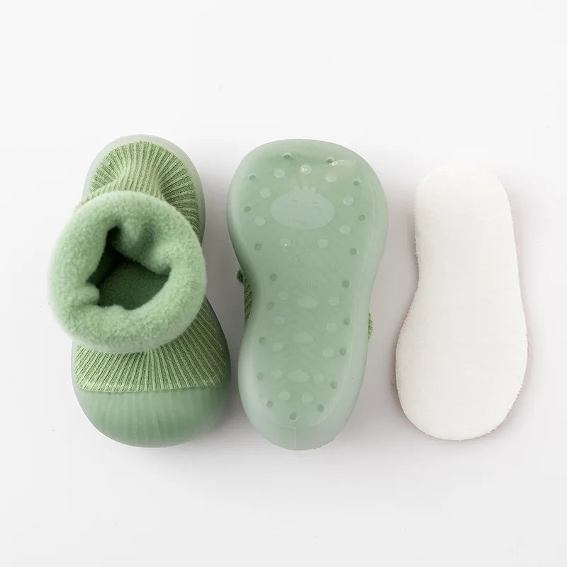"Peuter sokschoenen met antislipzool en comfortabele pasvorm, ideaal voor binnen en buiten, warm polyester materiaal."