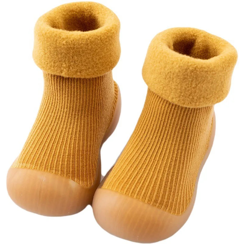"Peuter sokschoenen met antislipzool en comfortabele pasvorm, ideaal voor binnen en buiten, warm polyester materiaal."