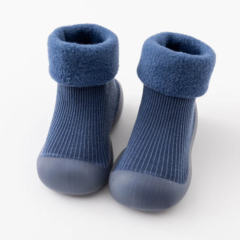 "Peuter sokschoenen met antislipzool en comfortabele pasvorm, ideaal voor binnen en buiten, warm polyester materiaal."