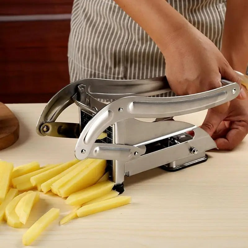 Professionele frietsnijder met verwisselbare messen, robuust RVS-ontwerp, ideaal voor perfect gesneden frietjes en groentes.