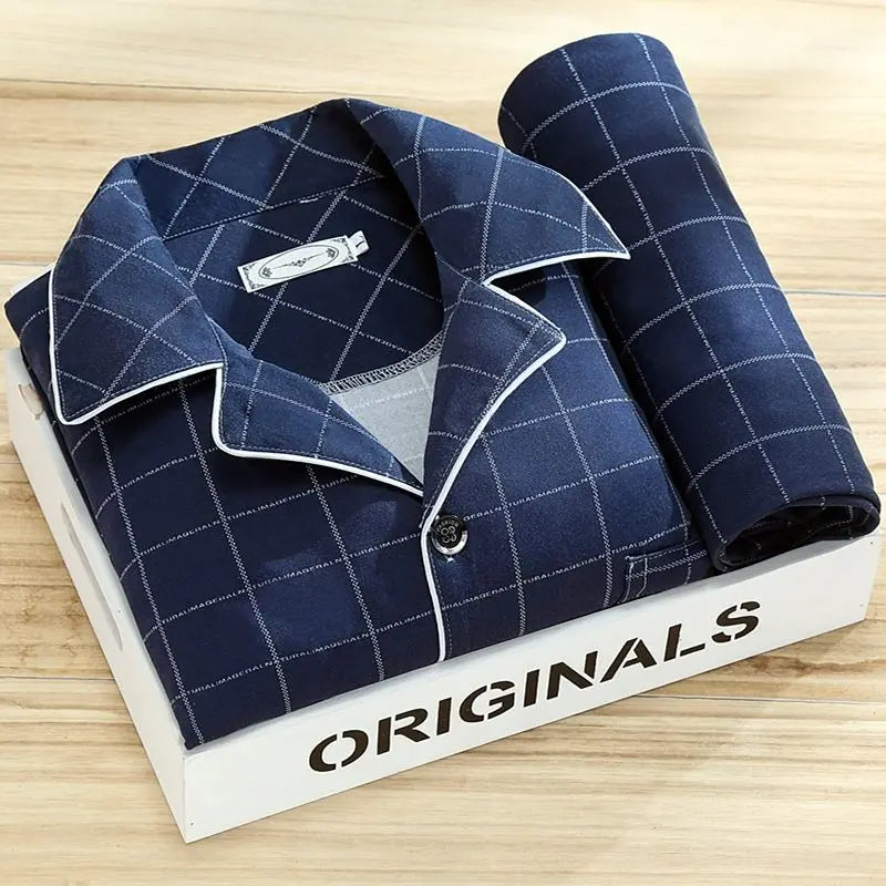 "Pyjama set voor mannen met knoopsluiting, stijlvol gestreept patroon en zachte stof voor ultiem slaapcomfort."