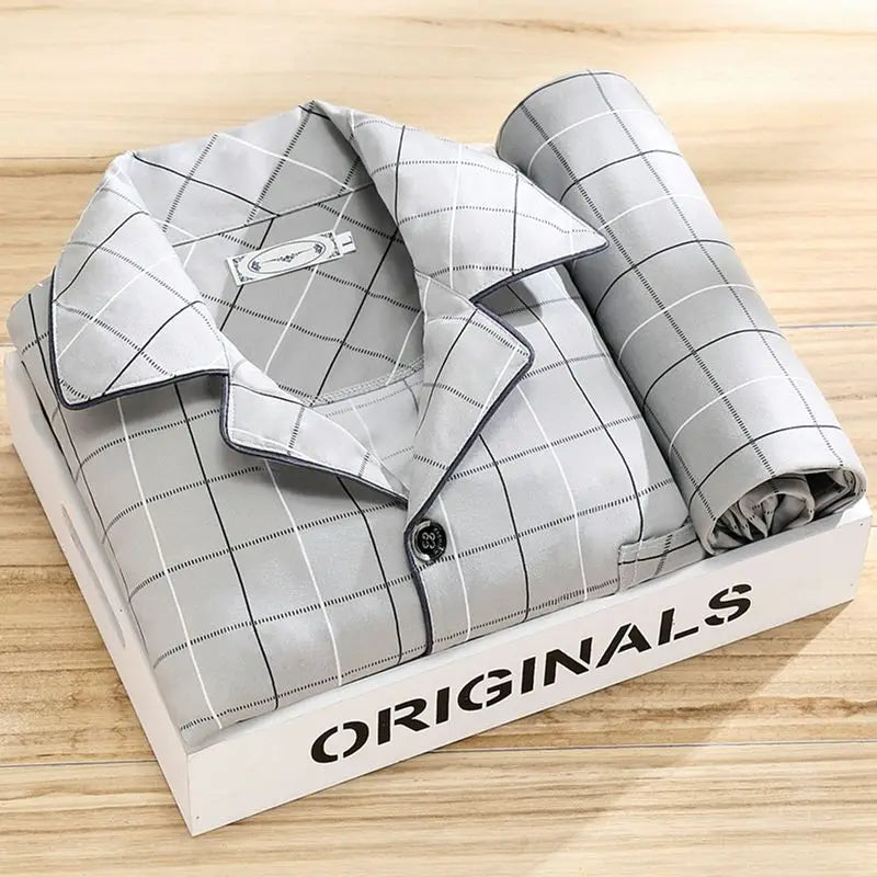 "Pyjama set voor mannen met knoopsluiting, stijlvol gestreept patroon en zachte stof voor ultiem slaapcomfort."