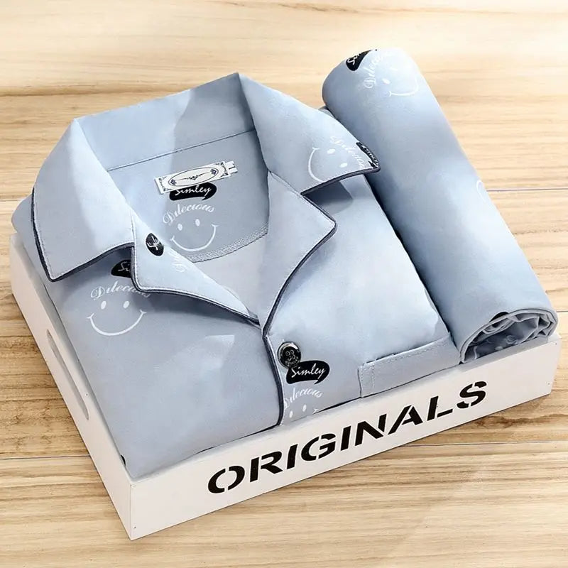 "Pyjama set voor mannen met knoopsluiting, stijlvol gestreept patroon en zachte stof voor ultiem slaapcomfort."