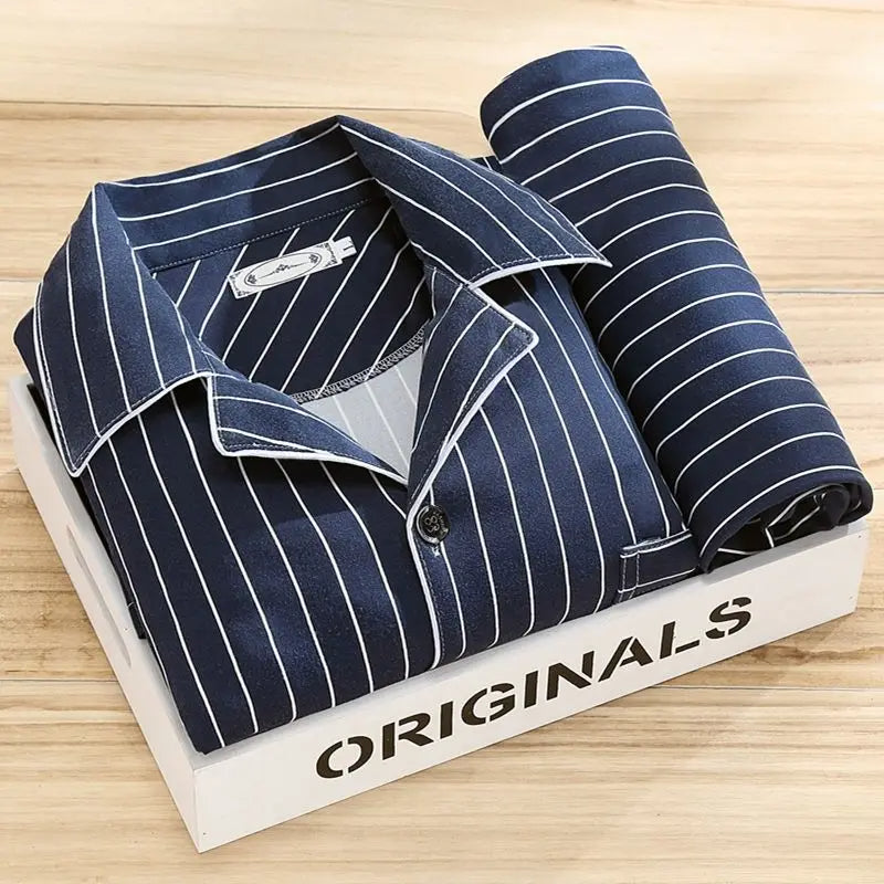 "Pyjama set voor mannen met knoopsluiting, stijlvol gestreept patroon en zachte stof voor ultiem slaapcomfort."